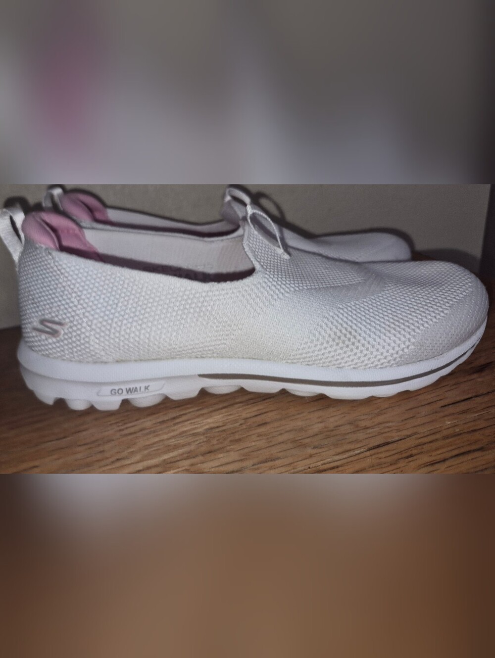 Skechers Go Walk slip-on walking shoes, Excellent Condition! Size 7.5